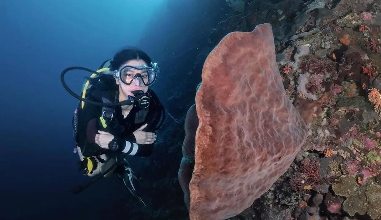 Naysila Mirdad juga sempat berfoto dengan Salvador Dali [instagram/naymirdad]