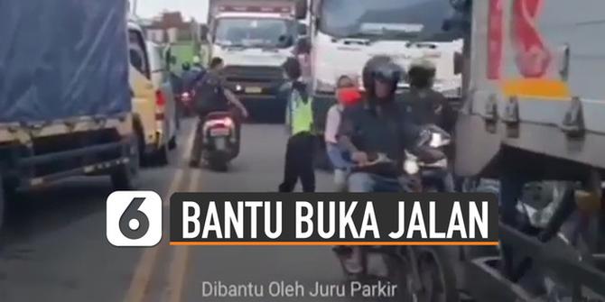VIDEO: Salut, Aksi Warga Bantu Membukakan Jalan Untuk Ambulans Ketika Jalanan Macet