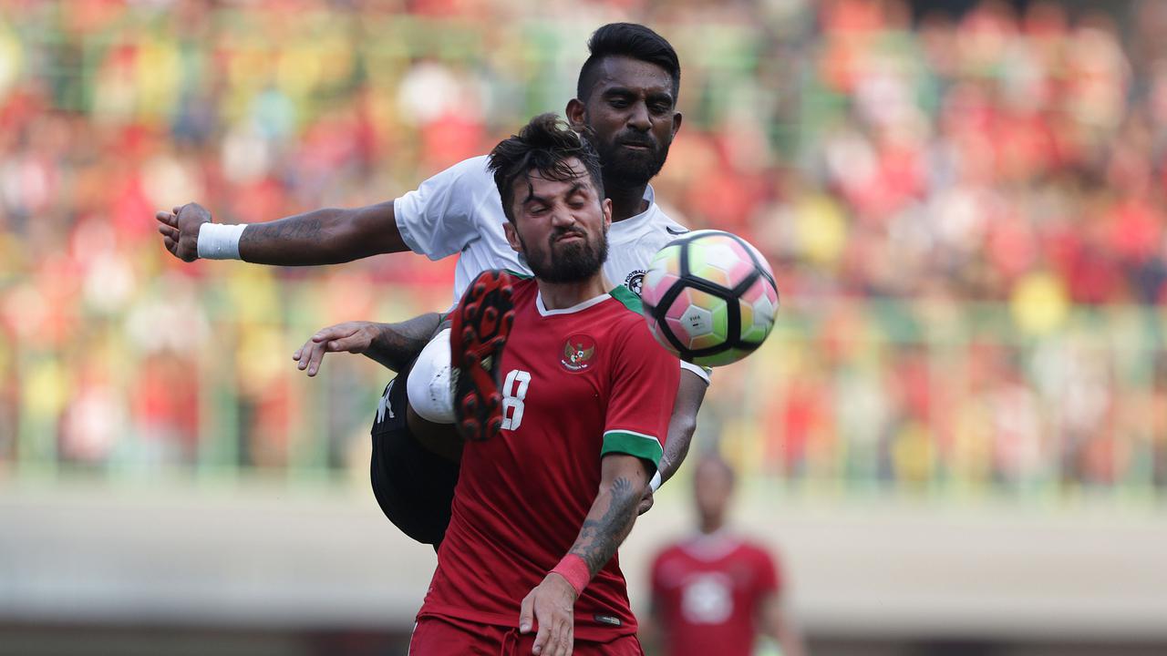 Gelandang Timnas Indonesia, Stefano Lilipaly, berjibaku pada laga uji coba melawan Fiji di Stadion Patriot, Bekasi, Sabtu (2/9/2017). (Liputan6.com/Helmi Fithriansyah)