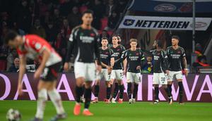 Riccardo Calafiori menutup pesta gol Arsenal saat bertandang ke markas PSV Eindhoven. Menang telak 7-1 membuat peluang Arsenal lolos ke fase berikutnya di Liga Champions 2024/2025 terbuka lebar. Pekan depan, giliran Arsenal menjamu PSV Eindhoven pada leg kedua 16 besar Liga Champions 2024/2025. (JOHN THYS/AFP)