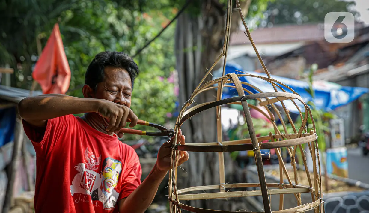 Perajin Ondel-ondel menyelesaikan pembuatan boneka khas Betawi itu di Kramat Pulo, Jakarta, Senin (7/6/2021). Jelang HUT DKI Jakarta ke-494, jumlah permintaan kesenian ondel-ondel meningkat. Eksistensinya pun masih terjaga hingga kini. (Liputan6.com/Faizal Fanani)