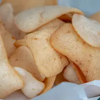 ilustrasi kerupuk udang/photo copyright by Shutterstock