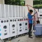 Petugas memasang instalasi Gaslink PGN di Gedung Kementerian BUMN, Jakarta, Senin (9/10). Gaslink merupakan inovasi PGN memperluas pemanfaatan gas bumi ke masyarakat, salah satunya melalui pendistribusian gas tanpa melalui pipa (Liputan6.com/Angga Yuniar)