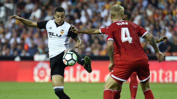 Striker Valencia, Rodrigo Moreno, mengontrol bola saat pertandingan melawan Sevilla pada laga La Liga Spanyol di Stadion Mestalla, Sabtu (21/10/2017). Valencia menang 4-0 atas Sevilla. (AFP/Jose Jordan)