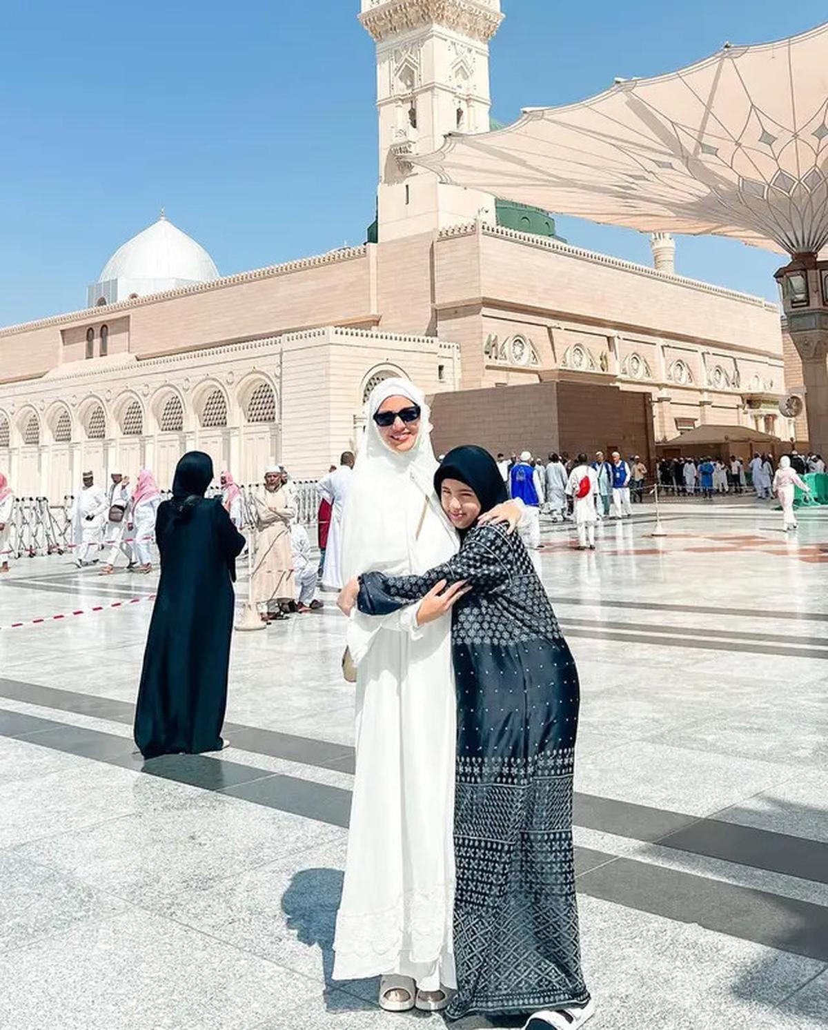 8 Model Gamis Kekinian ala Nia Ramadhani, Elegan untuk Wanita Kaki Jenjang
