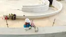 Pekerja sedang memasang beton tembok Velodrome di Rawamangun, Jakarta Timur, (3/11/2017). Velodrome akan di gunakan untuk Asian Games 2018. (Bola.com/Nick Hanoatubun)
