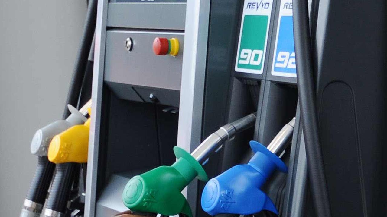 Kemudian Revvo 92 turun menjadi Rp13.190 per liter yang sebelumnya dijual Rp13.900 per liter atau turun Rp710 per liter.