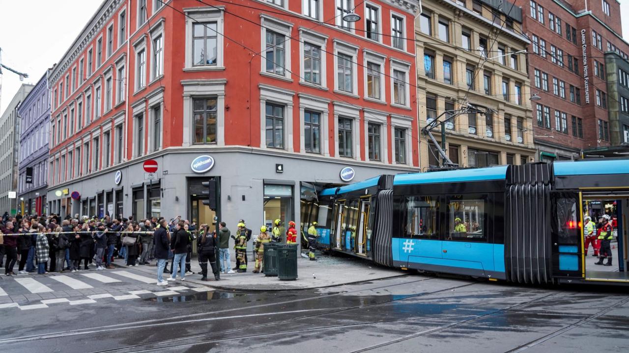 Trem tergelincir dan tabrak toko di Oslo