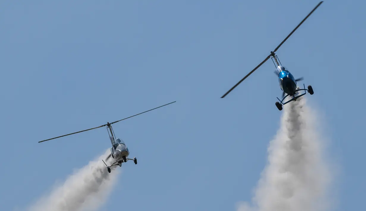 Sejumlah helikopter tampil dalam pertunjukan aerobatik di Wilayah Siziwang, Ulanqab, Daerah Otonom Mongolia Dalam, China utara, pada 21 Agustus 2020. (Xinhua/Darhan)