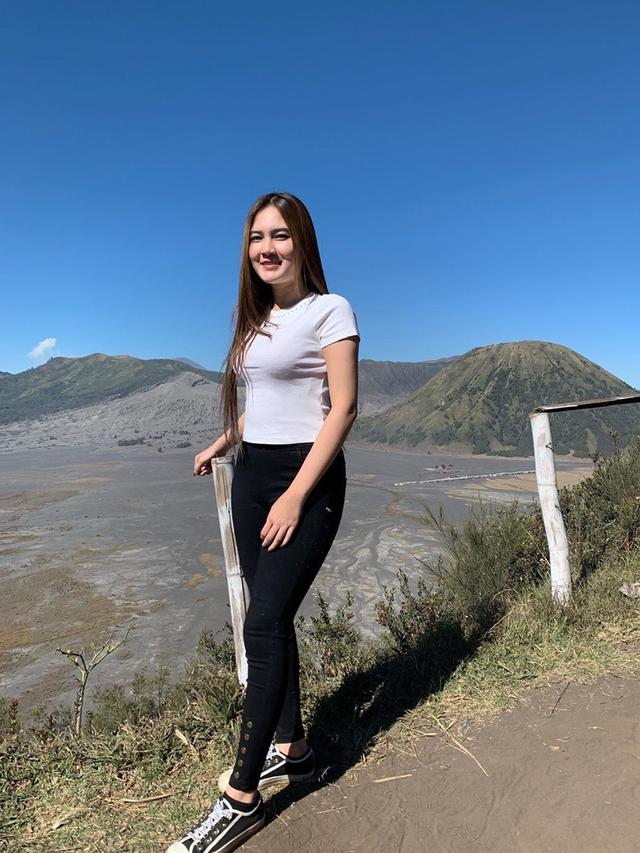 Gaya Santai Nella Kharisma Saat Berlibur, Simple dan Tetap Fashionable