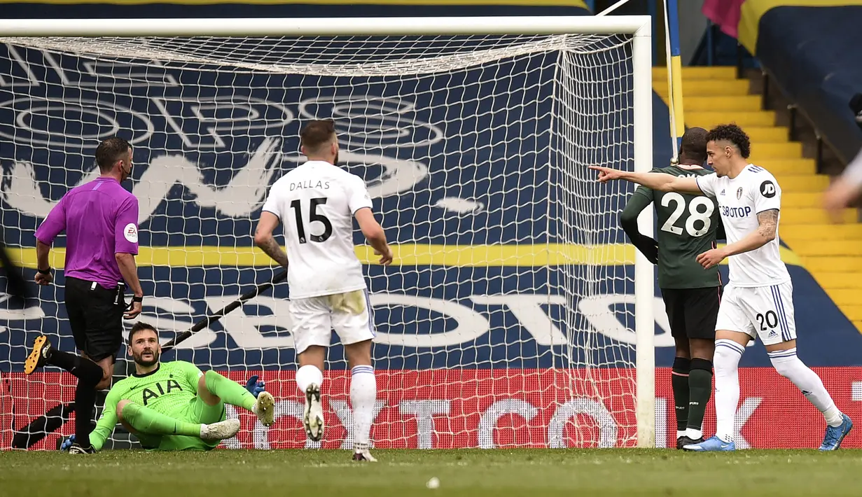 Striker Leeds United, Rodrigo (kanan) melakukan selebrasi usai mencetak gol ketiga timnya ke gawang Tottenham Hotspur dalam laga lanjutan Liga Inggris 2020/2021 pekan ke-35 di Elland Road, Leeds, Sabtu (8/5/2021). Leeds menang 3-1 atas Tottenham. (AP/Oli Scarff/Pool)