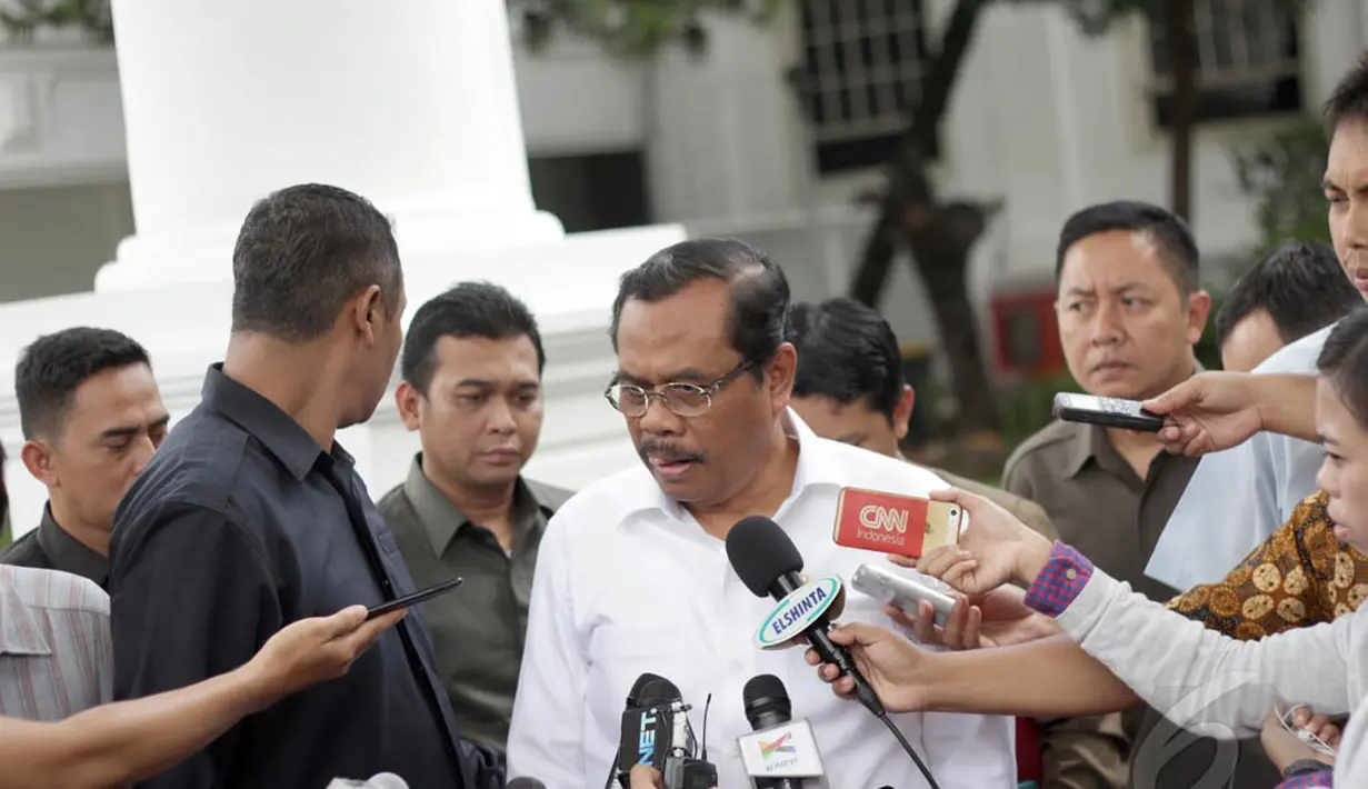 Jaksa Agung, Prasetyo, saat menjawab beberapa pertanyaan dari wartawan yang menunggunya di Istana Negara, Jakarta, Kamis (15/1/2015). (Liputan6.com/Faizal Fanani)