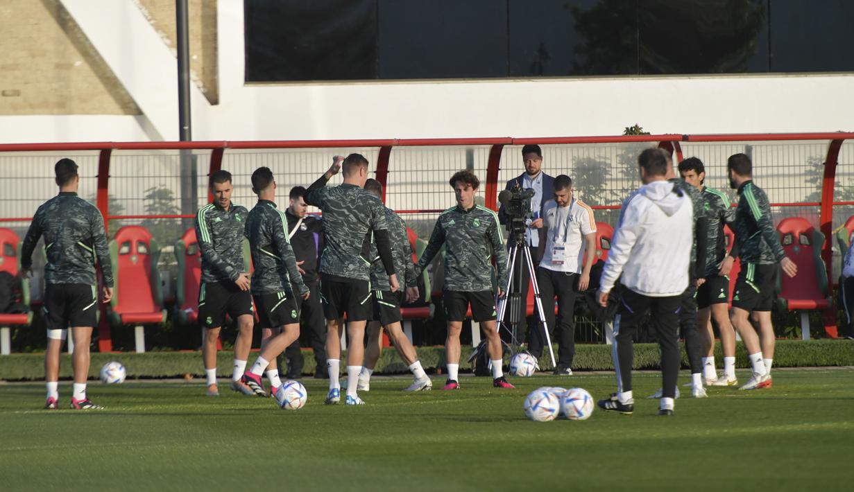 Para pemain Real Madrid Luka Modric mengambil bagian dalam sesi latihan jelang kontra Al-Ahly pada babak semifinal Piala Dunia Antarklub, di Rabat, Maroko, Selasa (7/2/2023). Los Blancos menjadi tim yang difavoritkan merah gelaran Piala Dunia AntarKlub. (AP Photo)