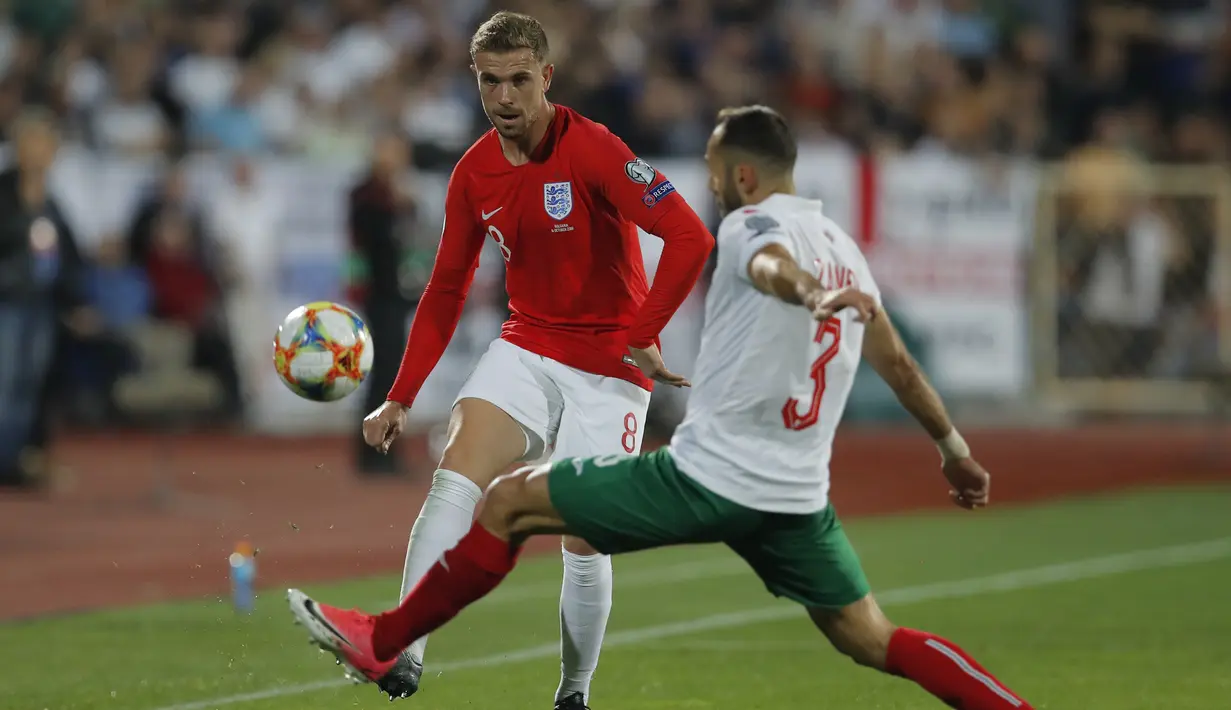 Gelandang Inggris, Jordan Henderson berusaha melewati pemain Bulgaria, Petar Zanev selama pertandingan Grup A Kualifikasi Piala Eropa 2020 di Vasil Levski National Stadium, Sofia (15/10/2019). Inggris menang telak 0-6 atas Bulgaria. (AP Photo/Vadim Ghirda)