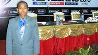 Alfroki Martha, asisten wasit nasional dari Padang (Bola.com/Arya Sikumbang)
