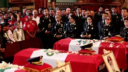 Rekan kerja menggunakan seragam saat menghadiri prosesi upacara pemakaman di gereja, Kota Lima, Peru (21/10). Sebelumnya, tiga petugas pemadam kebakaran tewas saat bertugas memadamkan api di sebuah pabrik sepatu di Kota Lima. (Reuters/Guadalupe Pardo)