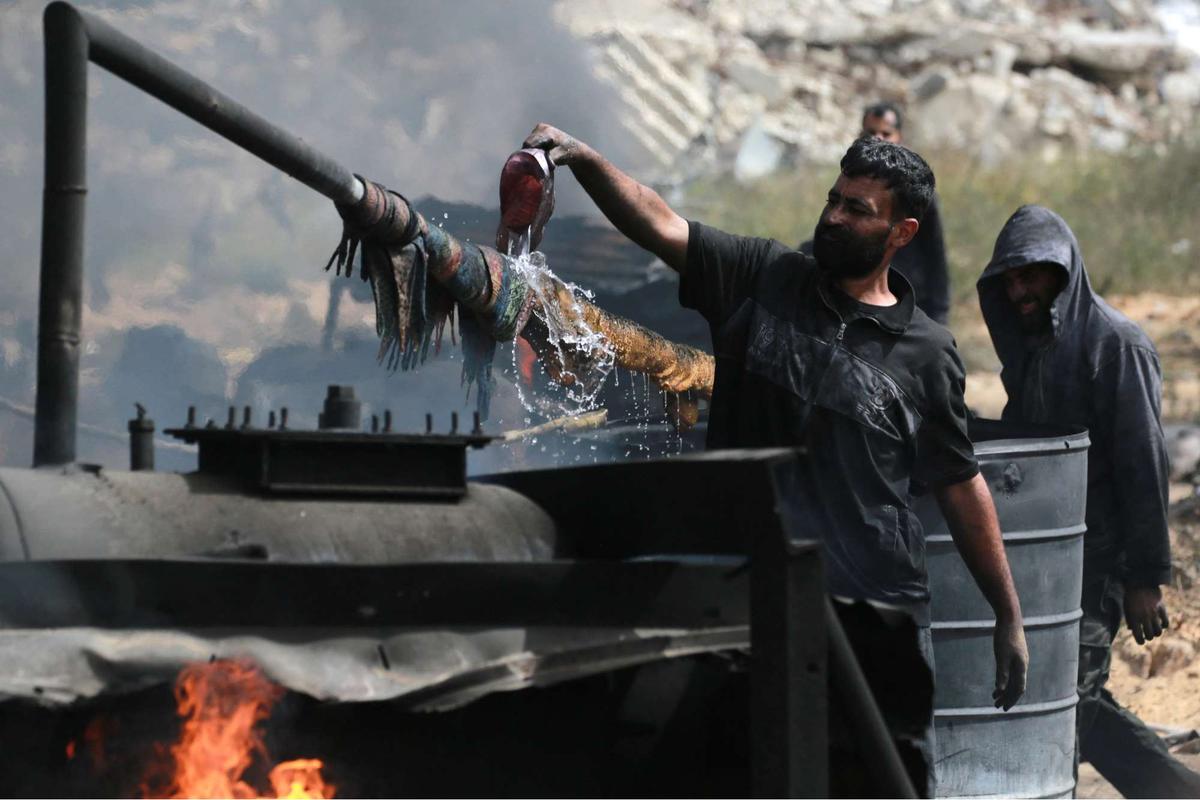 Warga Jalur Gaza Ubah Sampah Plastik Jadi Bahan Bakar