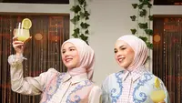 Intip tren busana summer look yang ekspresif dengan permainan motif dan warna pastel (Nada Puspita)