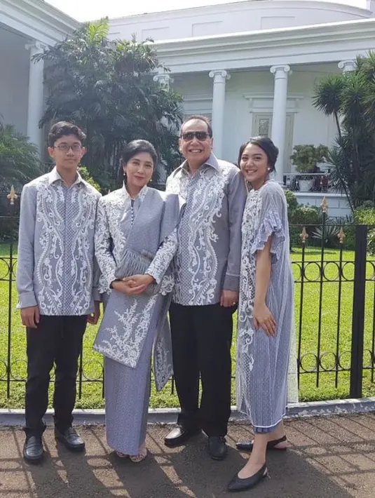 Baju seragam dengan bahan brukat berwana abu - abu dapat menjadi pilihan baju seragammu sekeluarga. (instagram/putritanjung)