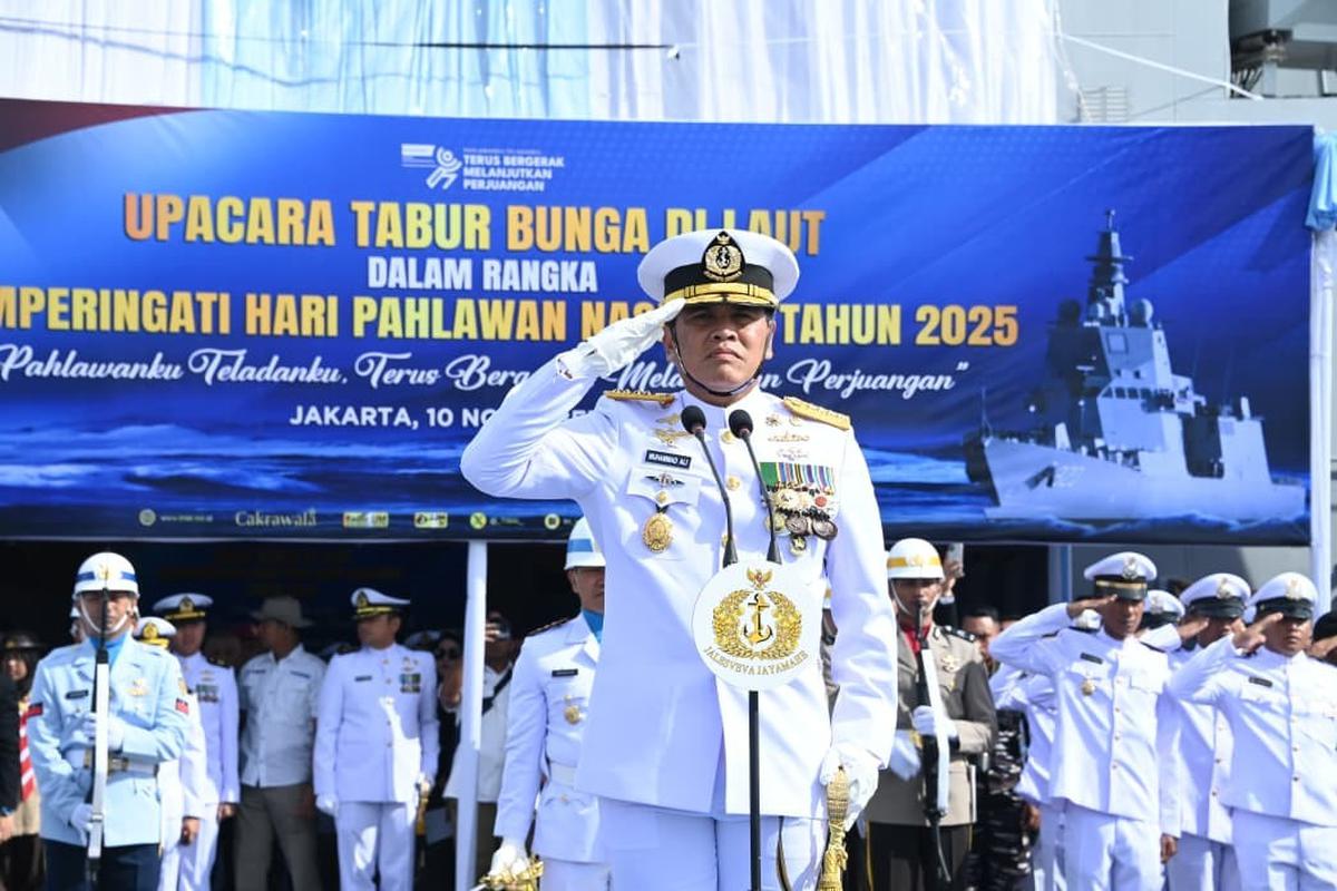 FOTO: Kasal Pimpin Upacara Hari Pahlawan di Atas KRI Brawijaya-320