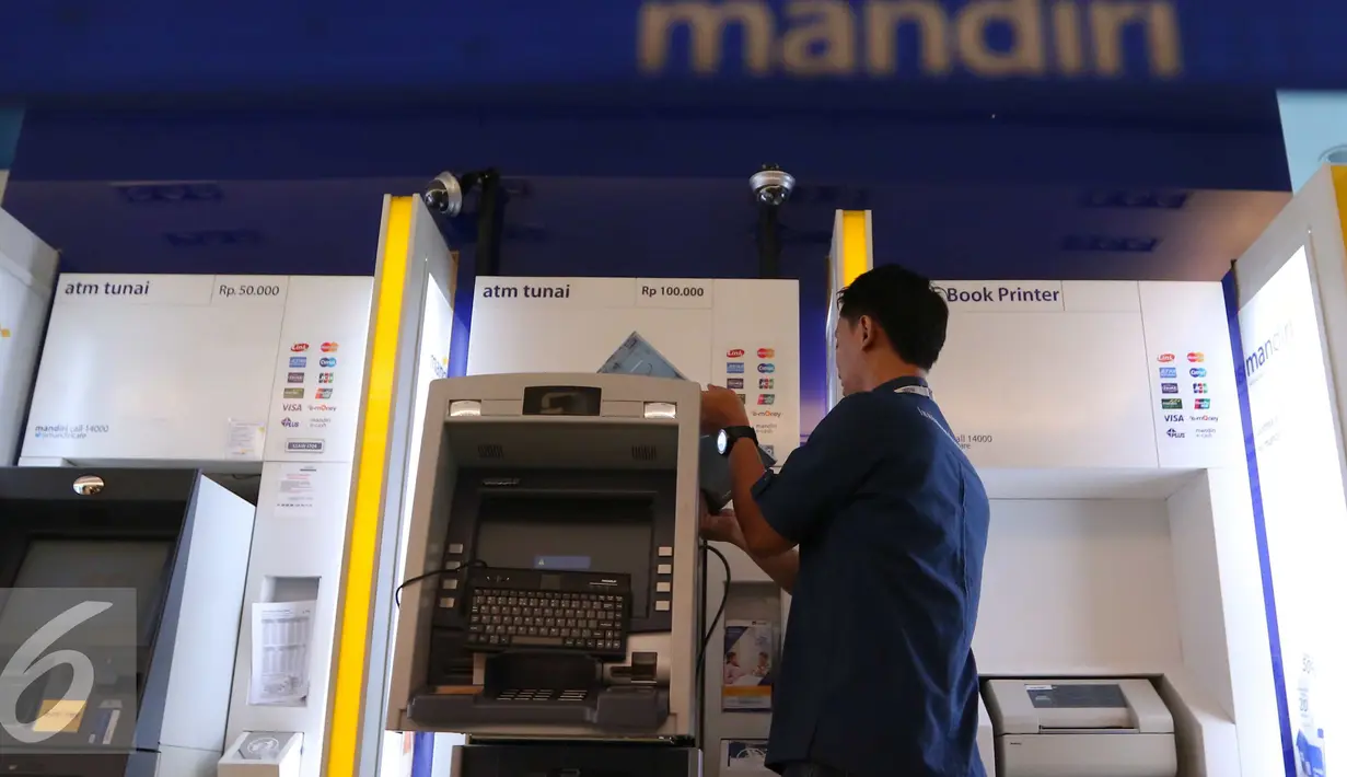 Teknisi memperbaiki mesin ATM di Jakarta, Selasa (27/9). Pemerintah mewajibkan seluruh perbankan di Indonesia untuk mengonversikan kartu ATM dari teknologi magnetic stripe  menjadi teknologi cip yang diyakini lebih aman. (Liputan6.com/Angga Yuniar)
