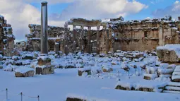 Salju menutupi kota Baalbek di Lebanon kuno di timur Lembah Bekaa (17/1). Baalbek terkenal karena reruntuhan kuil Romawi di wilayah ini. (AP Photo)