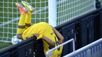 Reaksi pemain Barcelona Luis Suarez saat gagal mencetak gol ke gawang Alaves pada pertandingan La Liga di Stadion Mendizorroza, Vitoria, Spanyol, Minggu (19/7/2020). Barcelona menang 5-0. (AP Photo/Alvaro Barrientos)
