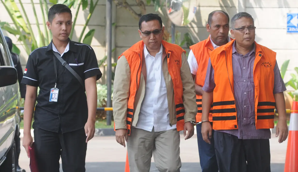 Tiga tersangka Sekjen KONI Ending Fuad Hamidy, Deputi IV Kemenpora Mulyana dan Pejabat Pembuat Komitmen (PPK) SPAM Lampung Anggiat Partunggal Nahot Simaremare tiba di gedung KPK, Jakarta, Senin (7/1). (Merdeka.com/Dwi Narwoko)