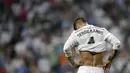Sergio Ramos terlihat meratapi kegagalan Real Madrid yang kandas di Semi Final Liga Champions, Santiago Bernabeu, Spanyol, Kamis (14/5/2015). Madrid kalah oleh Juventus dengan agregat  3-2. (AFP Photo/ Dani Pozo)