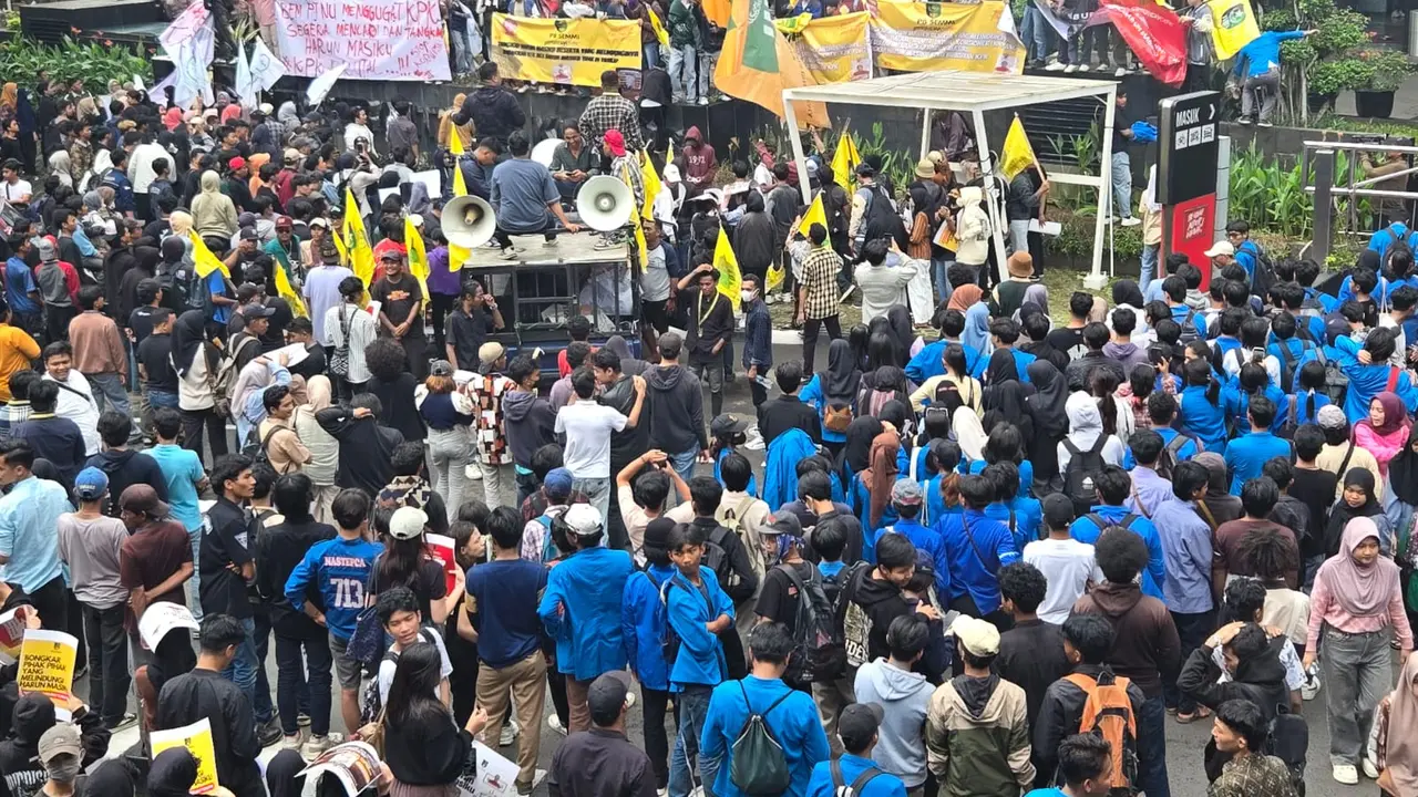Pengurus Besar Serikat Mahasiswa Muslimin Indonesia (PB SEMMI) mendesak penangkapan buronan KPK Harun Masiku. Hal itu disuarakan lewan aksi unjuk rasa di depan Gedung Merah Putih, Jakarta, Kamis (19/12/2024) (Istimewa)