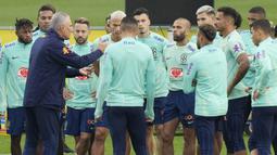 Pelatih Timnas Brasil, Tite, memberikan arahan kepada anak asuhnya saat sesi latihan di Turin, Italia. (AP/Luca Bruno)