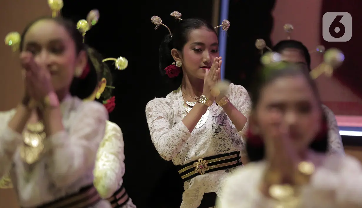 Anak-anak dan remaja tampil dalam drama musikal Bersama Lestarikan Indonesia (Bestari) di Aula Teater Museum Nasional, Jakarta, Sabtu (22/10/2022). Drama musikal Bestari dipersembahkan oleh Belantara Budaya Indonesia sebagai peringatan Hari Sumpah Pemuda. (Liputan6.com/Johan Tallo)