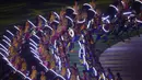 Penampilan kesenian tradisional Kamboja yang bertemakan Cambodia of Journey mengisi rangkaian acara pembukaan (Opening Ceremony) SEA Games 2023 Kamboja di Morodok Techo Stadium, Phnom Penh, Kamboja, Jumat (5/5/2023) malam WIB. (Bola.com/Abdul Aziz)