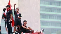 Pemain&nbsp;Timnas Indonesia U-22, Beckham Putra Nugraha menyapa para penggemar saat melintas dalam arak-arakan Kira87uara Kontingen SEA Games 2023 di Bundaran HI, Jakarta, Jumat (19/5/2023). (Bola.com/M Iqbal Ichsan)