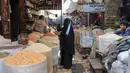 Warga berbelanja menjelang bulan suci Ramadan di pasar kota tua Sanaa, Yaman, Sabtu (18/4/2020). Di tengah pandemi virus corona COVID-19, umat muslim di Yaman dilarang untuk menggelar buka puasa bersama hingga salat berjemaah di masjid. (Mohammed HUWAIS/AFP)