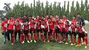 Para pemain bergaya sebelum memulai pertandingan. (Bola.com/Arief Bagus)