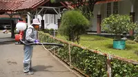 Salah satu petugas yang diterjunkan pemerintah, tengah melakukan penyemprotan disinfektan di halaman RSUD dr. Slamet, Garut, Jawa Barat. (Liputan6.com/Jayadi Supriadin)