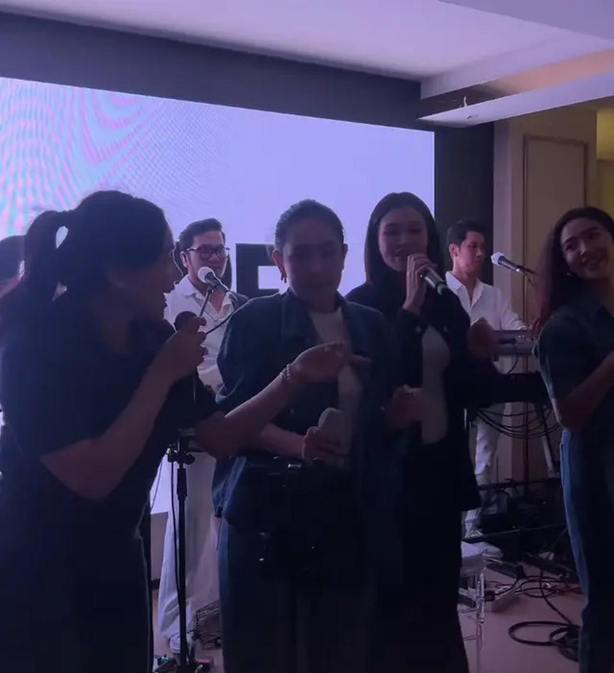 OOTD Denim on Denim Nagita Slavina, Agatha Pricilla, Aaliyah Massaid, dan Febby Rastanty Jadi Girl Band di Ulang Tahun Wanda Hara