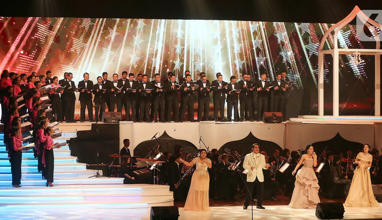 Kolaborasi penyanyi dengan paduan suara dalam Jakarta Concert Orchestra 2019 di Teater Jakarta, Taman Ismail Marzuki, Minggu (1/12/2019). Konser menyajikan beragam lagu dari film Disney dengan konduktor Avip Priatna. (Liputan6.com/Fery Pradolo)