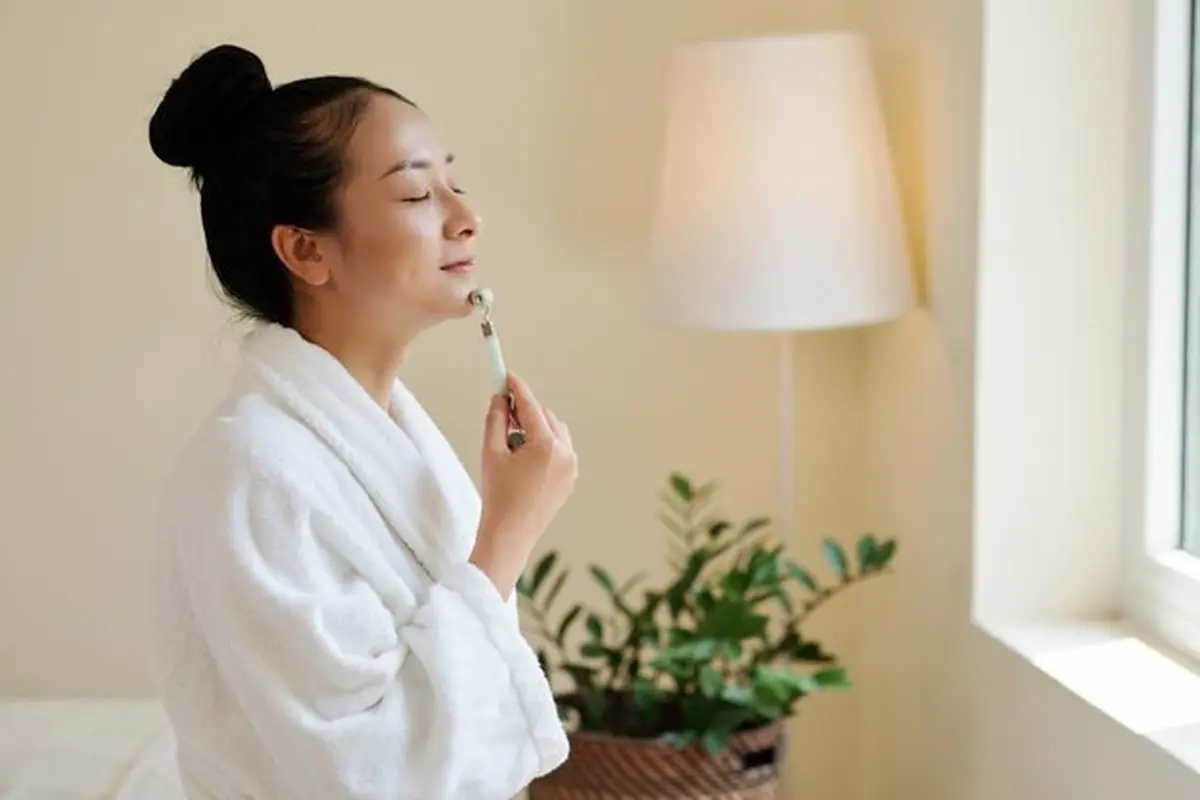 Seorang perempuan memijat wajahnya dengan menggunakan v-shape roller face (Foto Dok: Freepik/dragonimages)