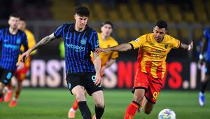 Duel Alessandro Bastoni (kiri) dengan Walid Cheddira di laga Lecce vs Inter Milan di pekan ke-26 Liga Italia 2025/2026 di Stadio Via del Mare, Minggu (22/02/2026) dini hari WIB. (Giovanni Evangelista/LaPresse via AP)