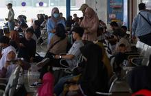 FOTO: Ribuan Penumpang Padati Terminal Pulo Gebang Saat Libur Panjang Waisak