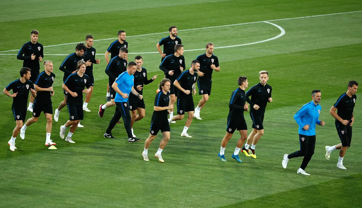 Pemain Kroasia, Mario Mandzukic (depan kanan) bersama rekan setimnya melakukan pemanasan saat sesi latihan di Lapangan Luzhniki, Moskow, Rusia, Senin (9/7). Kroasia akan menghadapi Inggris pada laga semifinal Piala Dunia 2018. (AP Photo/Francisco Seco)