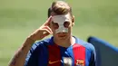 Pemain sepakbola asal Prancis, Lucas Digne resmi didatangkan oleh FC Barcelona dari Paris Saint-Germain di stadion Camp Nou, Barcelona , Spanyol , (14/7). Bek kiri tersebut itu diboyong dengan dana €16,5 juta. (REUTERS / Albert Gea)