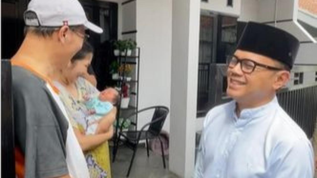 Lucunya, Bima lalu membandingkan nama bayi tersebut dengan salah satu lurah perempuan yang mendampinginya blusukan.