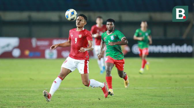 <p>Pemain Timnas Indonesia, Dimas Drajad (kiri) berusaha mengontrol bola saat melawan Bangladesh pada laga uji coba FIFA Matchday antara Timnas Indonesia menghadapi Bangladesh di Stadion Si Jalak Harupat, Bandung, Rabu (1/6/2022) malam WIB. (Bola.com/M. Iqbal Ichsan)</p>