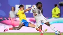 Pemain Ghana Antoine Semenyo mencoba mengoper bola saat dihalangi oleh pemain Colombia Daniel Munoz selama pertandingan sepak bola babak 32 besar Piala Dunia antara Kolombia dan Ghana di Kansas City, Mo., Jumat (03/07/2026). (AP Photo/Jeff Roberson)