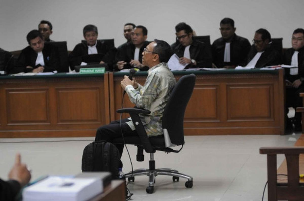 Ekspresi Jero Wacik saat jalani sidang perdana
