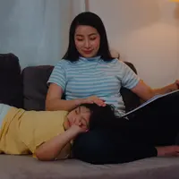 Menjadi orangtua adalah perjalanan yang penuh warna—ada tawa, tangis, dan kadang rasa lelah yang tak terhindarkan. (foto/dok: freepik/tirachardz)