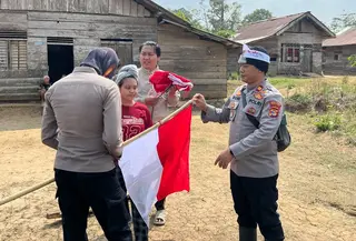 Personel Polsek Ngaras menempuh perjalanan sekitar sembilan jam menuju wilayahtertinggal, terdepan, dan terluar (3T) di Kecamatan Bangkunat, Pesisir Barat. (Liputan6.com/Istimewa).